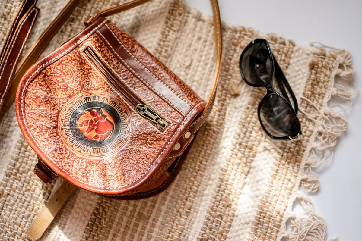 Crossbody Bag Sizing Guide: What Dimensions Work for Different Markets? article image