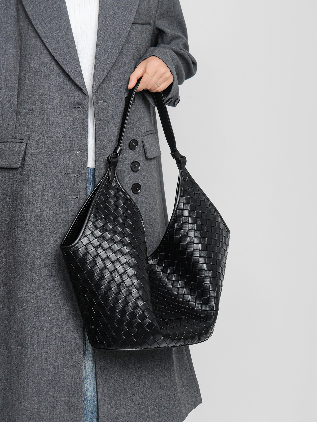 Product image 5 of Commuting Genuine Leather Large Capacity Woven Tote Bag New Arrival for wholesale handbag buyers